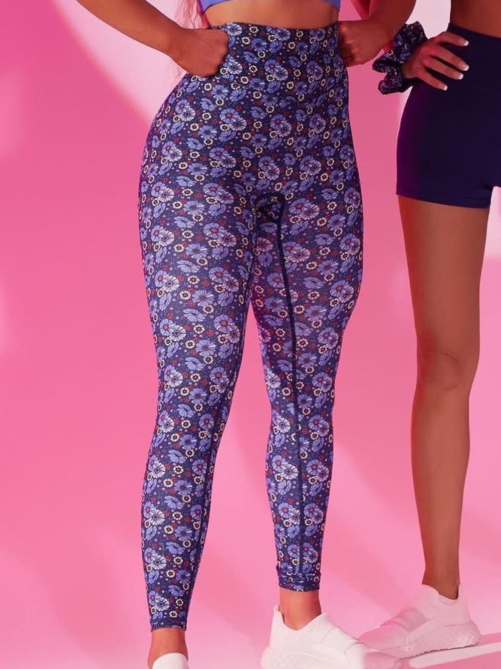Buffbunny That 70’s Rosa Leggings in Blue Petal Print Size L